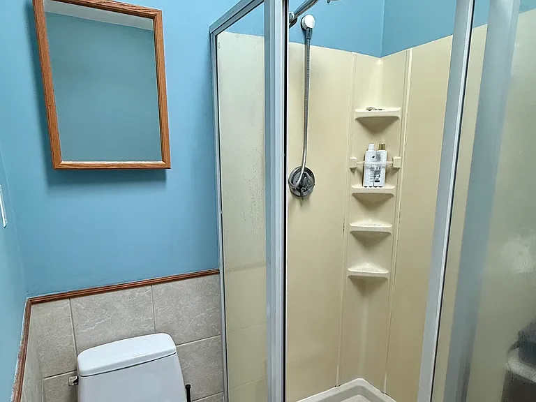 Primary Bedroom en suite bathroom