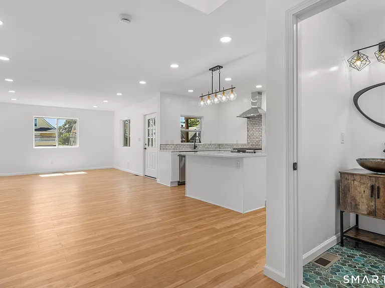 810 Brewster St — Photo 11