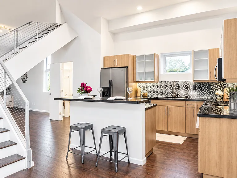 L1 - Modern kitchen with island bar and gas stove