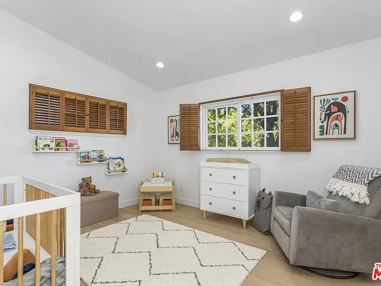 23826 Burbank Blvd — Photo 15