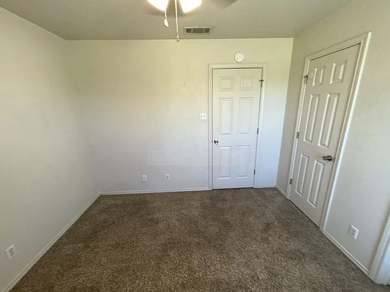 912 McDaniel Cir — Photo 11