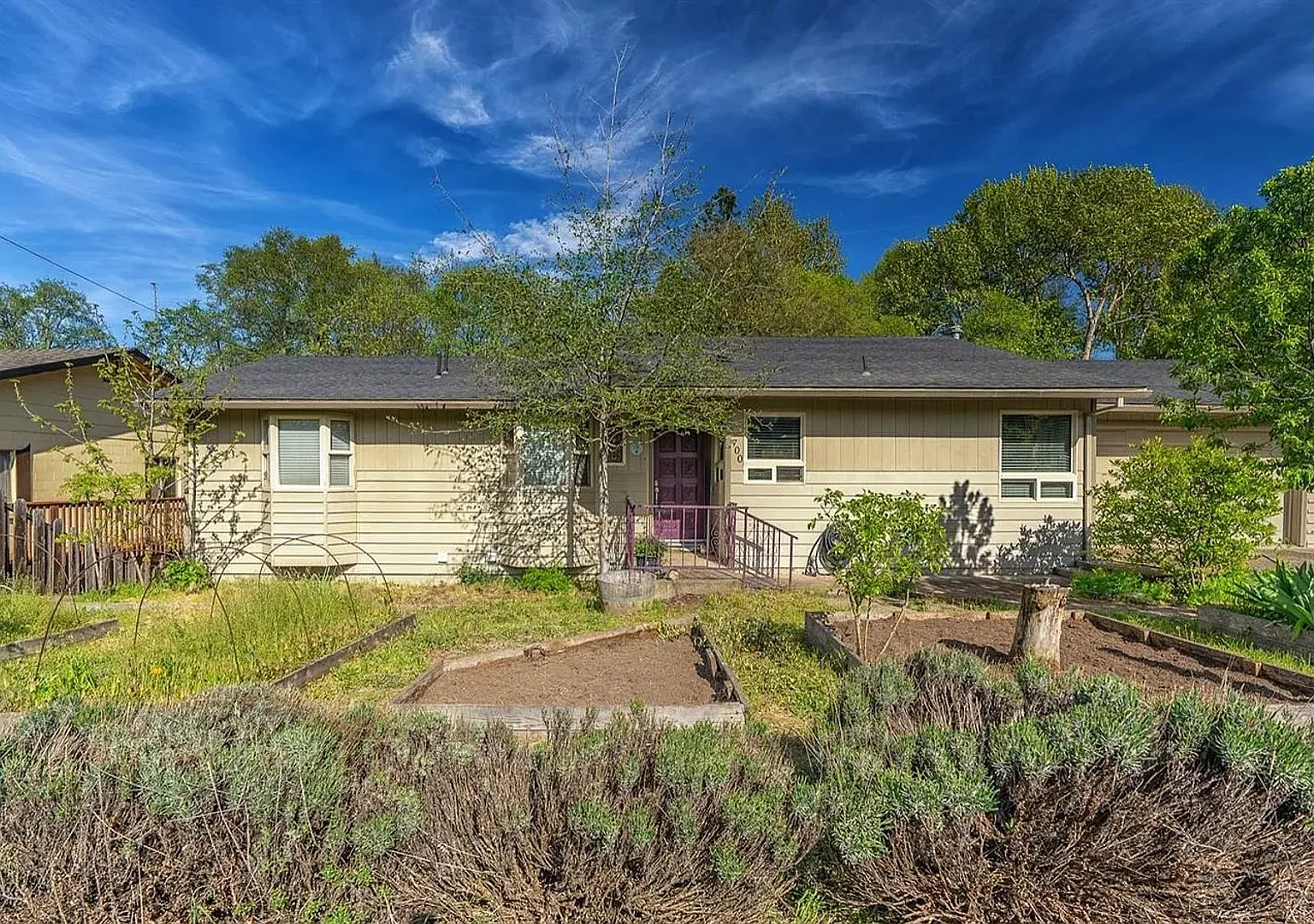 Available Now! Large Three Bedroom, 2.5 Bath Creekside home with bonus room! — Photo 1