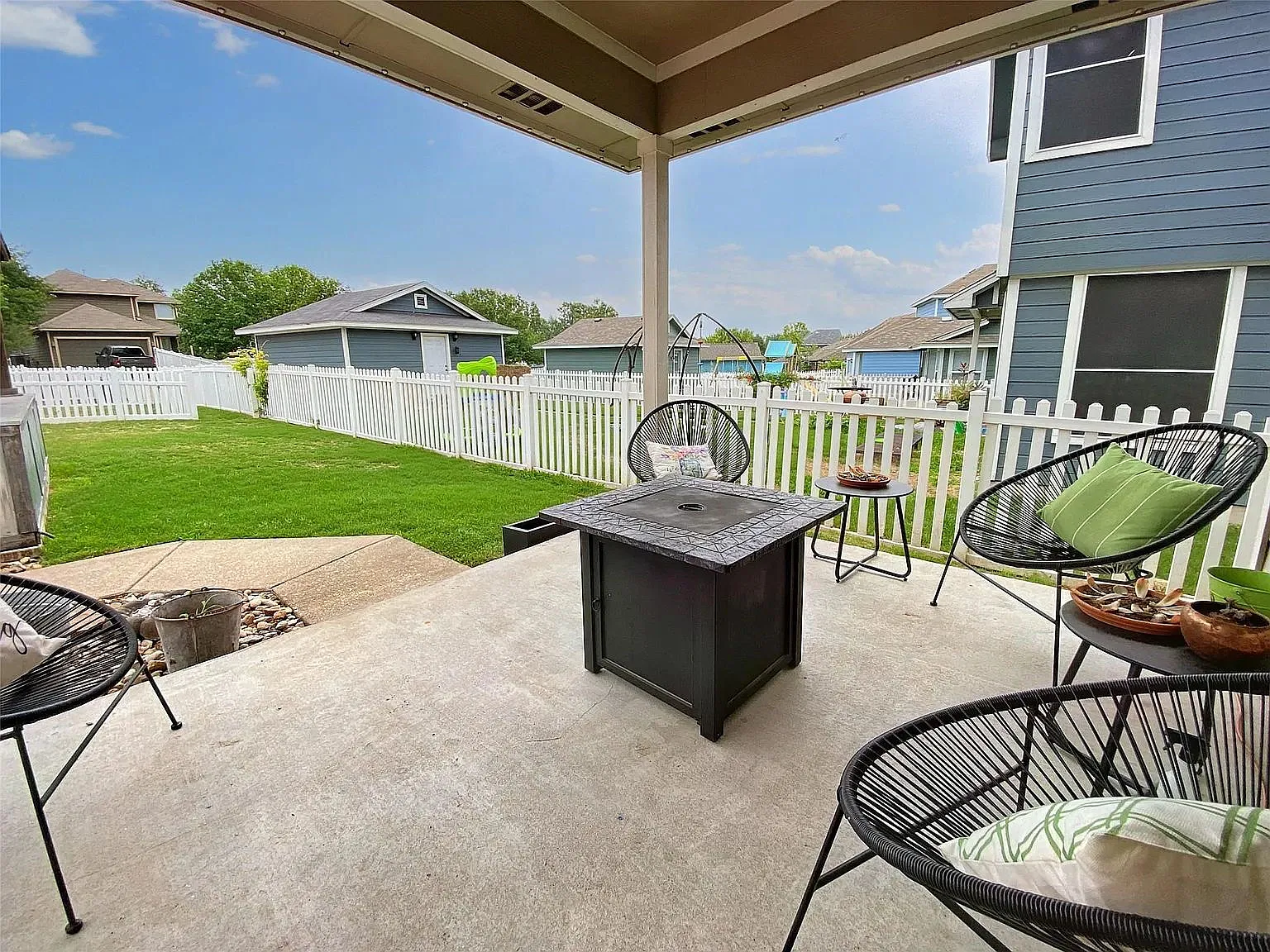 3 bed, 2.5 bath, 2091 sqft, $2,000 — Photo 4