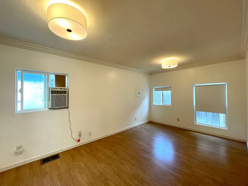 3 bed, 848 sqft, $3,300 — Photo 2