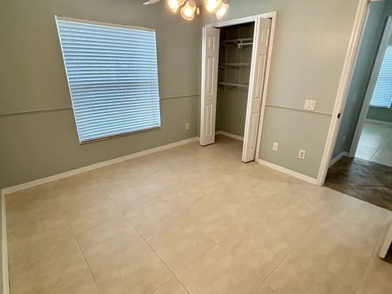 1405 Trafalgar Pkwy — Photo 54