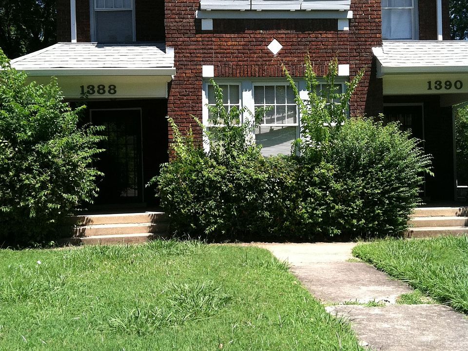 Front of the duplex. This unit has all of the upstairs. Ent