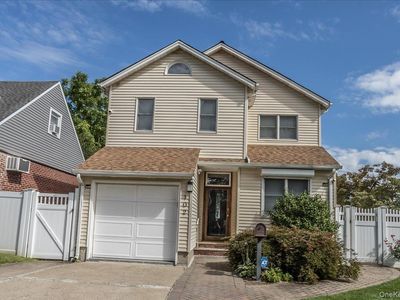 102 Vale Court, New Hyde Park, NY, 11040