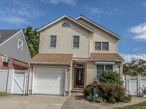 102 Vale Court, New Hyde Park, NY 11040