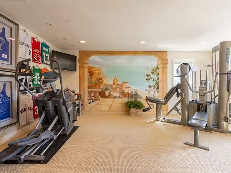 900 E Balboa Blvd — Photo 27