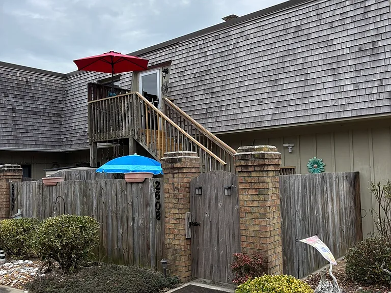 2608 Neptune Way — Photo 1