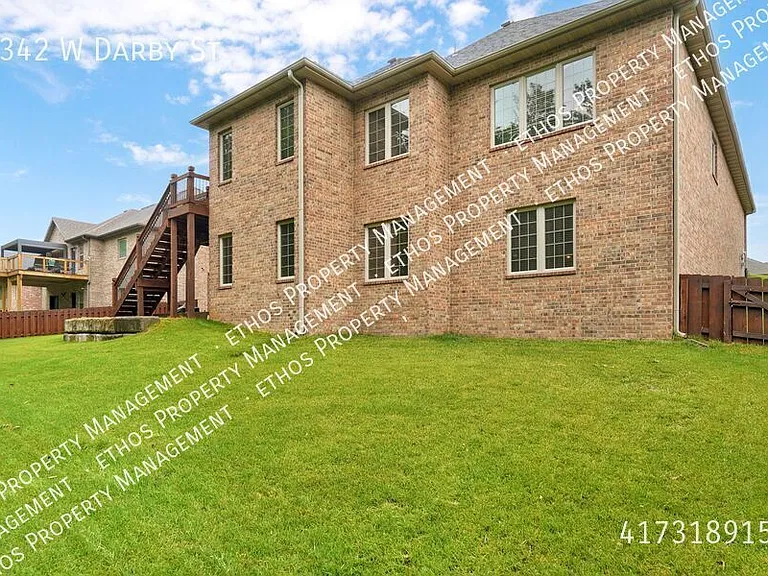 2342 W Darby St — Photo 57