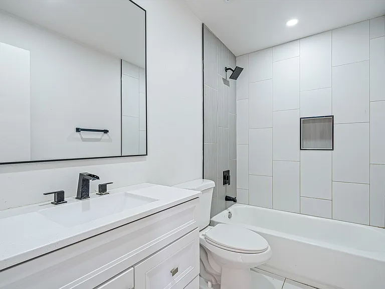 2736 S Calle Yucatan — Photo 7