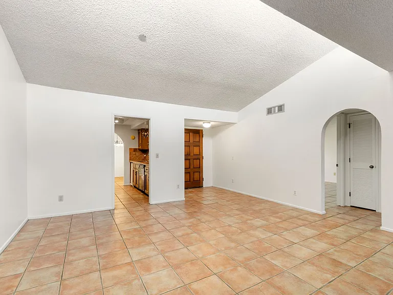 524 N Dodge Blvd — Photo 7