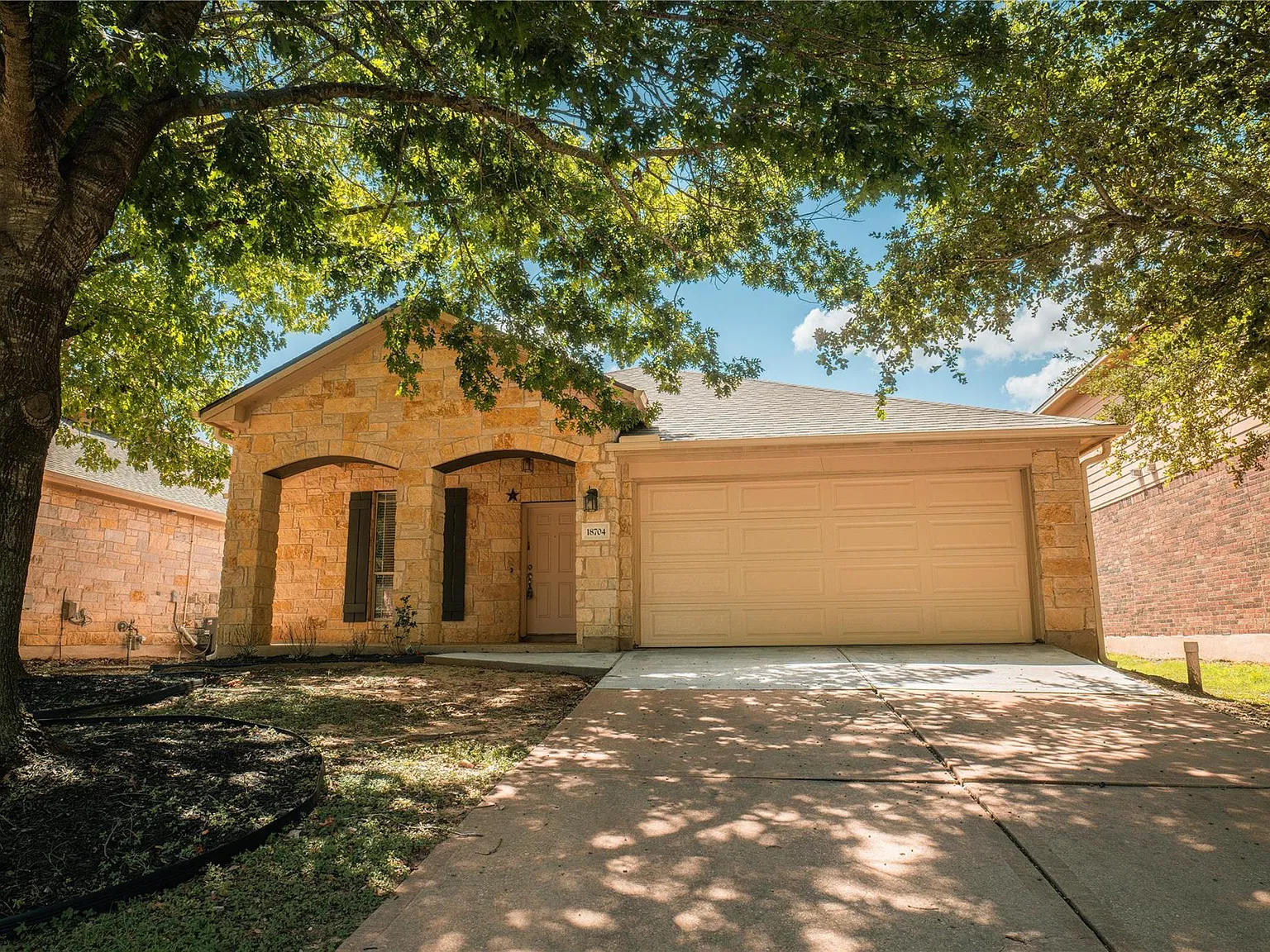 3 bed, 2.0 bath, 1880 sqft, $2,150 — Photo 1