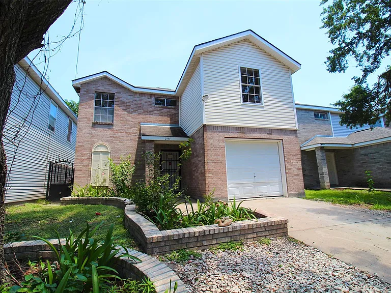 2117 Whittier Dr — Photo 2
