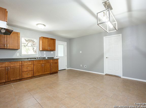 5th image of 527 Burcham Ave