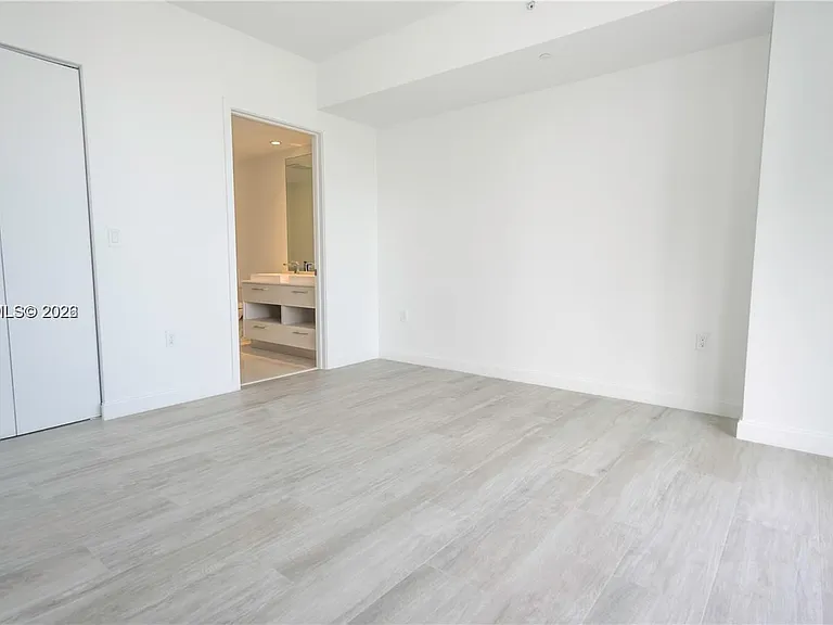 45 SW 9th St #3303 — Photo 14