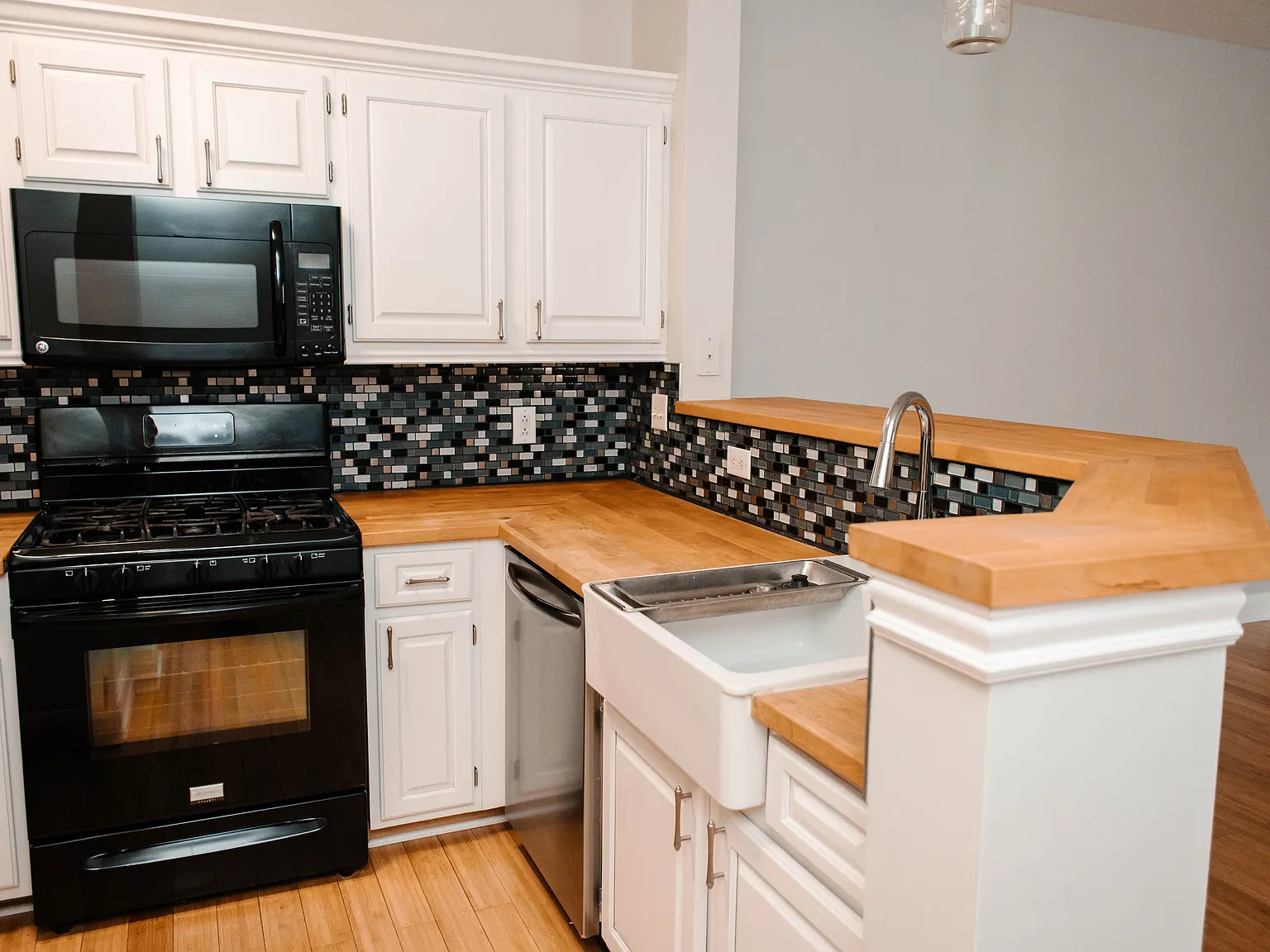 2 bed, 1100 sqft, $2,100 — Photo 3