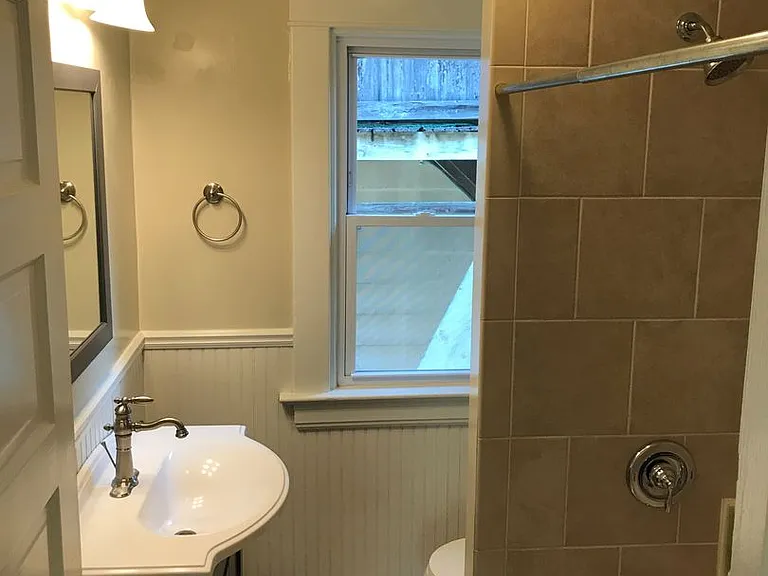 208 E Walnut St — Photo 10