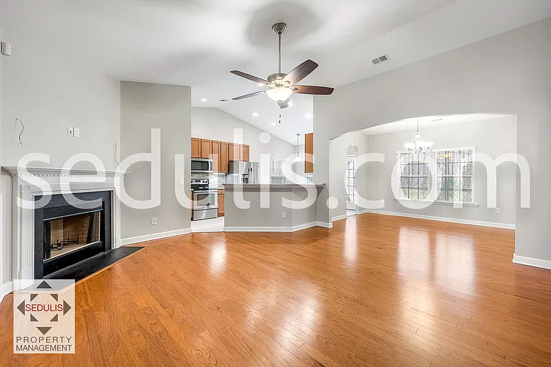 4 bed, 2.0 bath, 1884 sqft, $2,300 — Photo 2