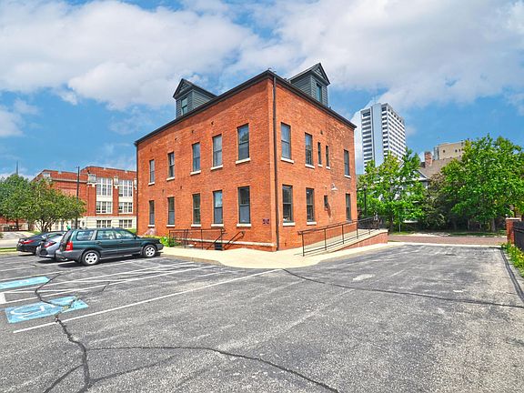 4th image of 402 W Washington St Unit B