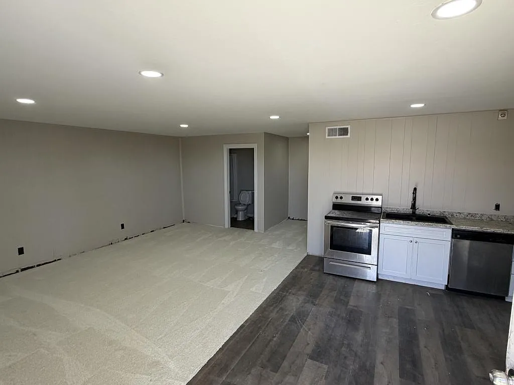1132 S Hobart — Photo 3