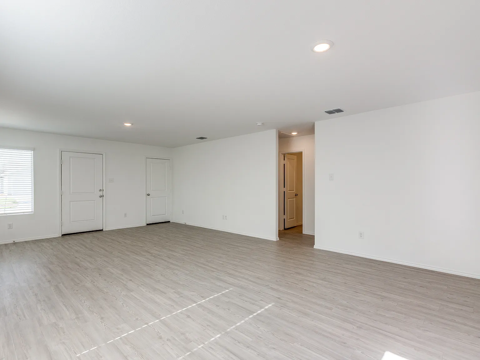 3 bed, 1267 sqft, $2,300 — Photo 4