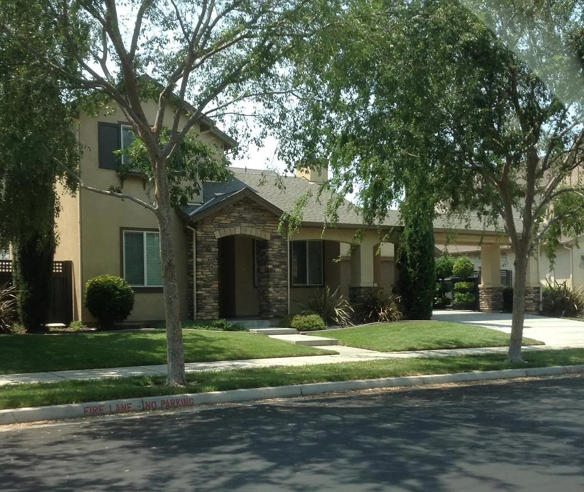 649 Belmont Ln photo 1