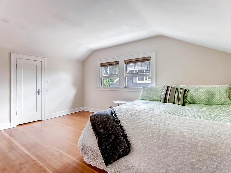 Get a Good Night Sleep in a King Bed with Additional Sleepin