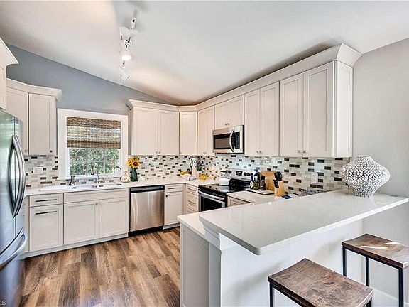 5th image of 2820 Lakeview DR