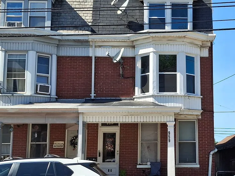 959 E Philadelphia St — Photo 2