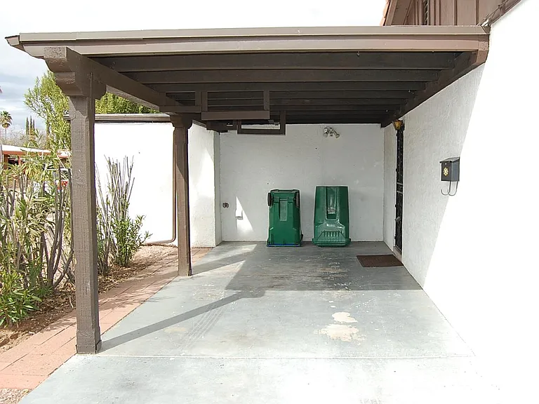 101 E El Limon — Photo 2