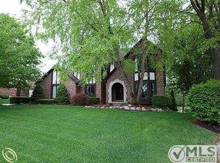 22662 Shadowglen Dr, Farmington Hills, MI 48335