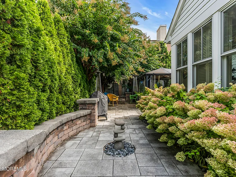 67 N Farragut Ave — Photo 46