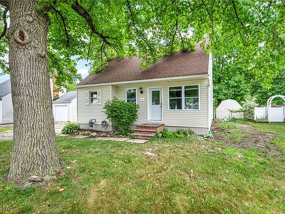 3rd image of 165 Parkwood Ave