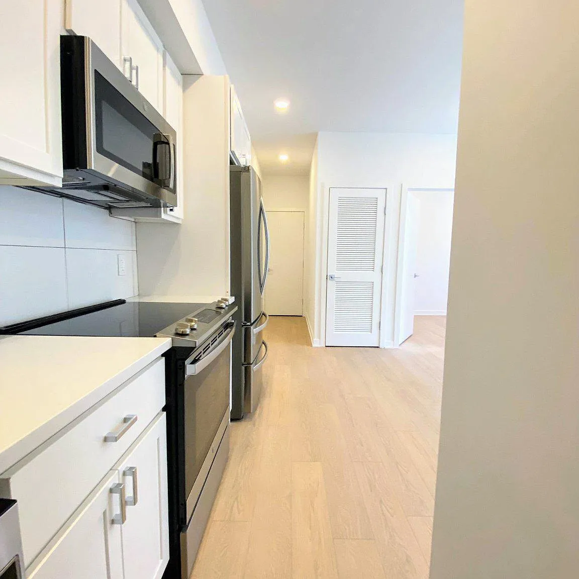 2 bed, 1.0 bath, 735 sqft, $2,599 — Photo 2