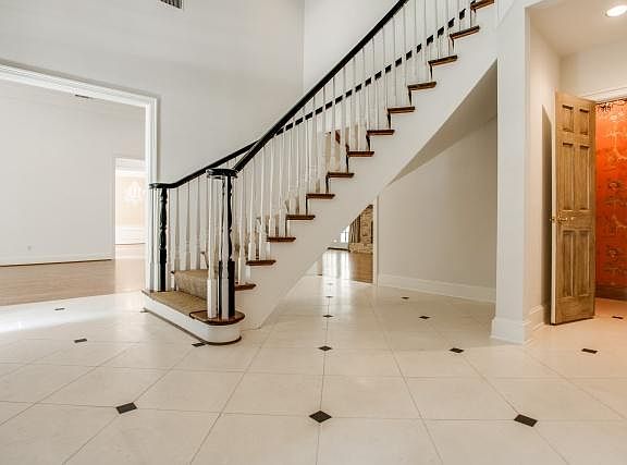 3rd image of 6131 Woodland Dr