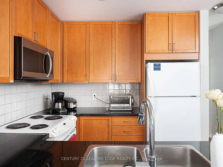 85 Bloor St E #1413 — Photo 13