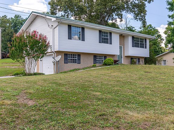 3rd image of 107 Oakwood Cir NE