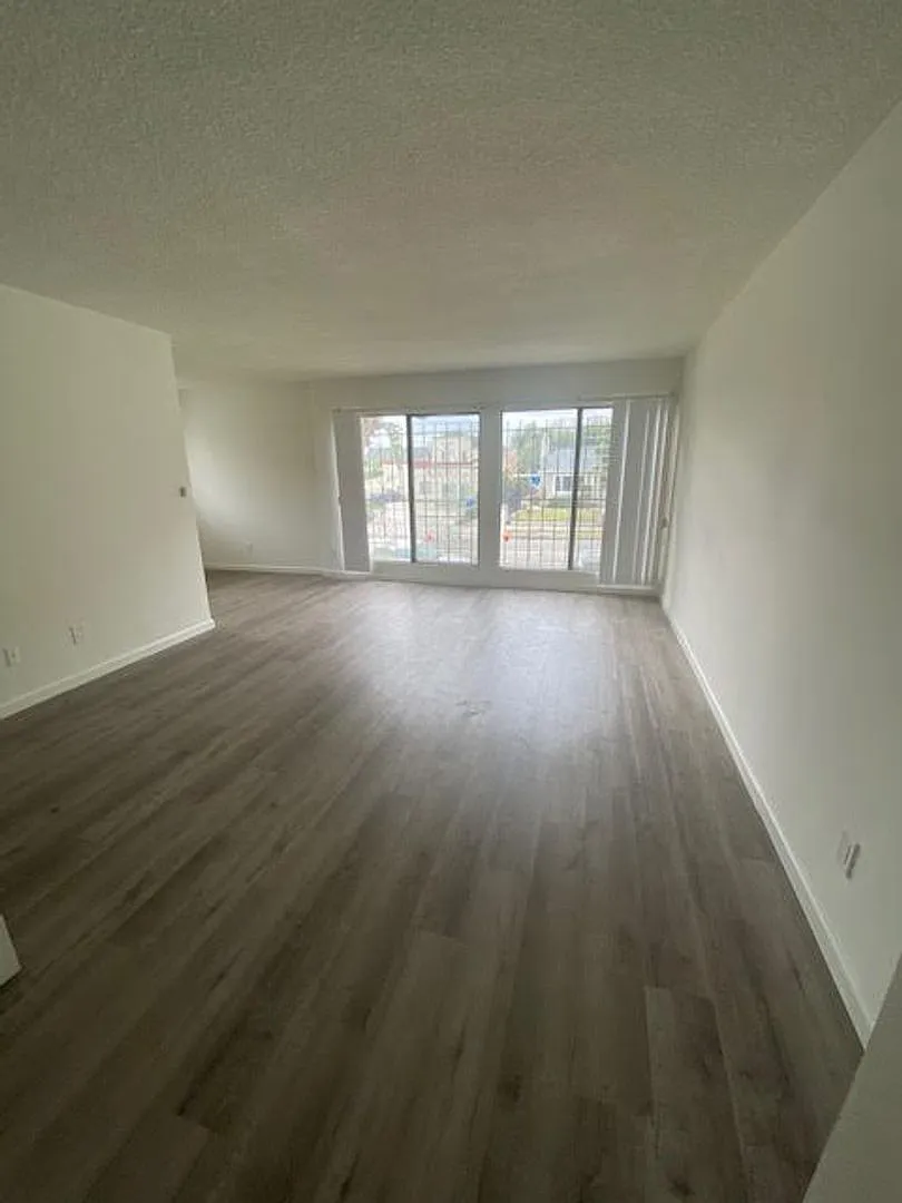 Wilton Apartments — Photo 1