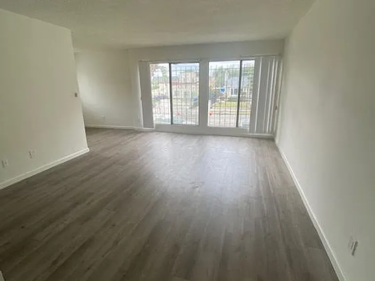 838-844 S Wilton Pl — Photo 1