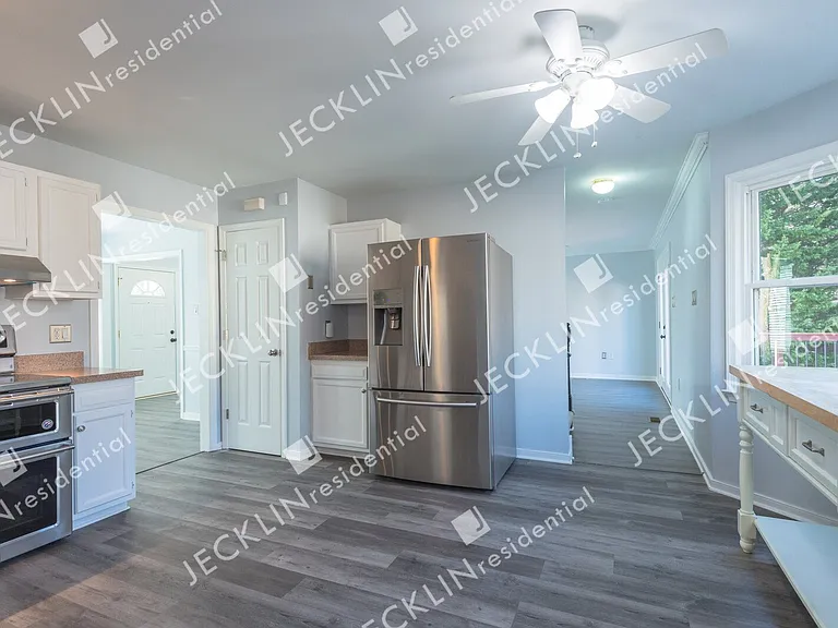 9020 Castle Point Dr — Photo 12
