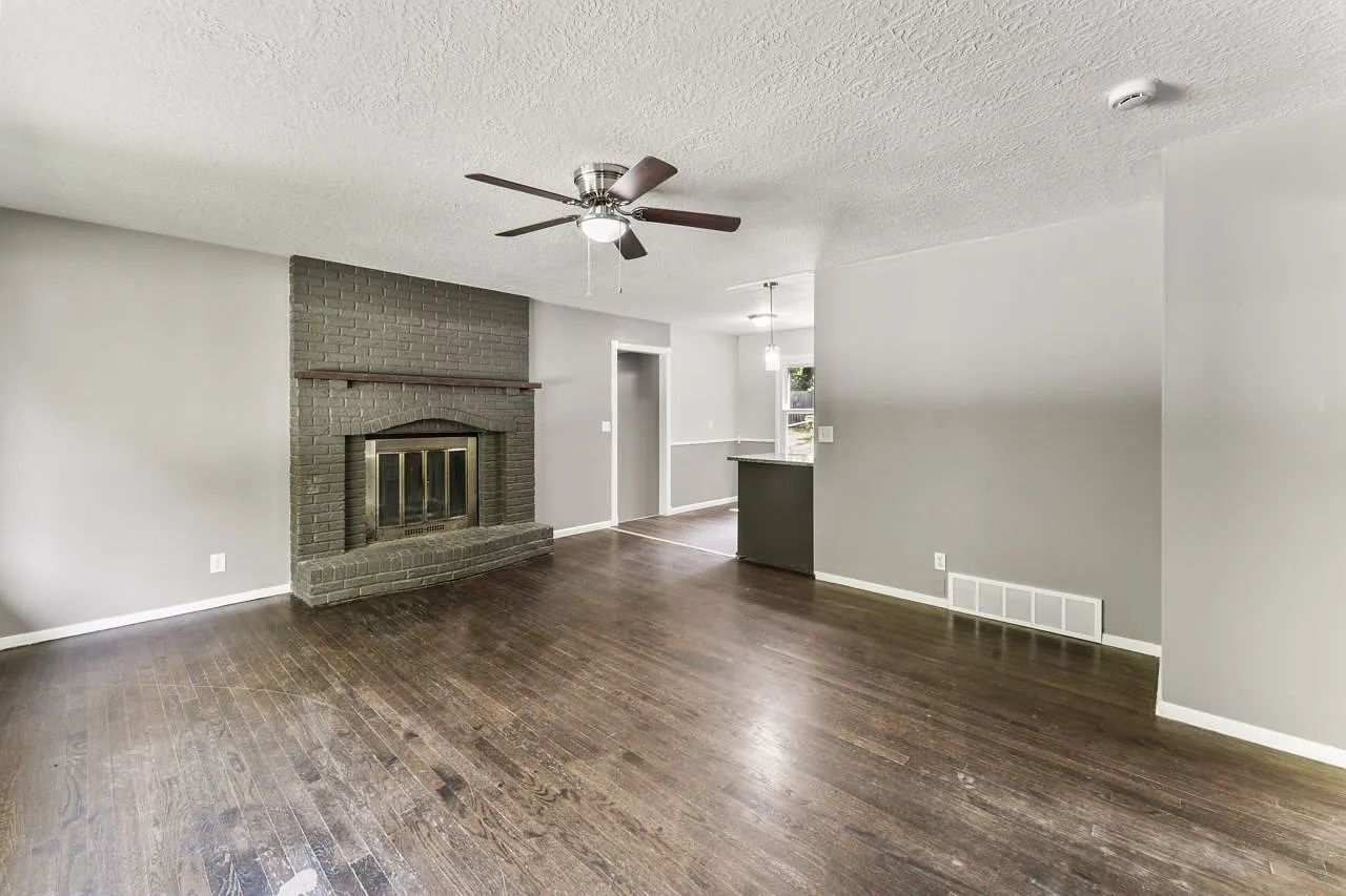 3 bed, 1.0 bath, 1075 sqft, $1,400 — Photo 4