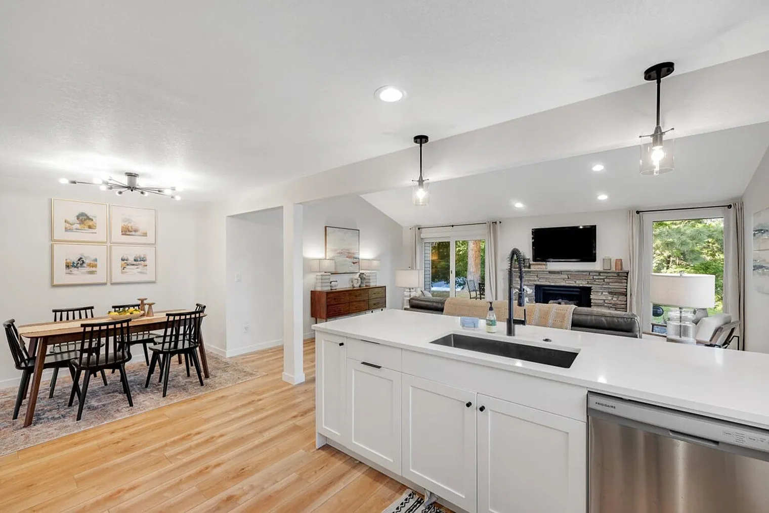 3 bed, 2.0 bath, 1571 sqft, $2,625 — Photo 2