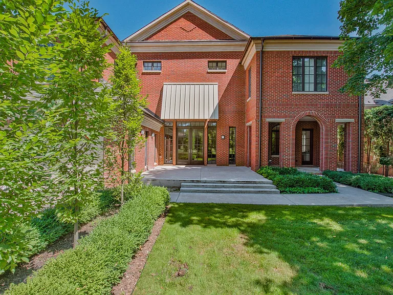 200 Aspen Rd — Photo 2