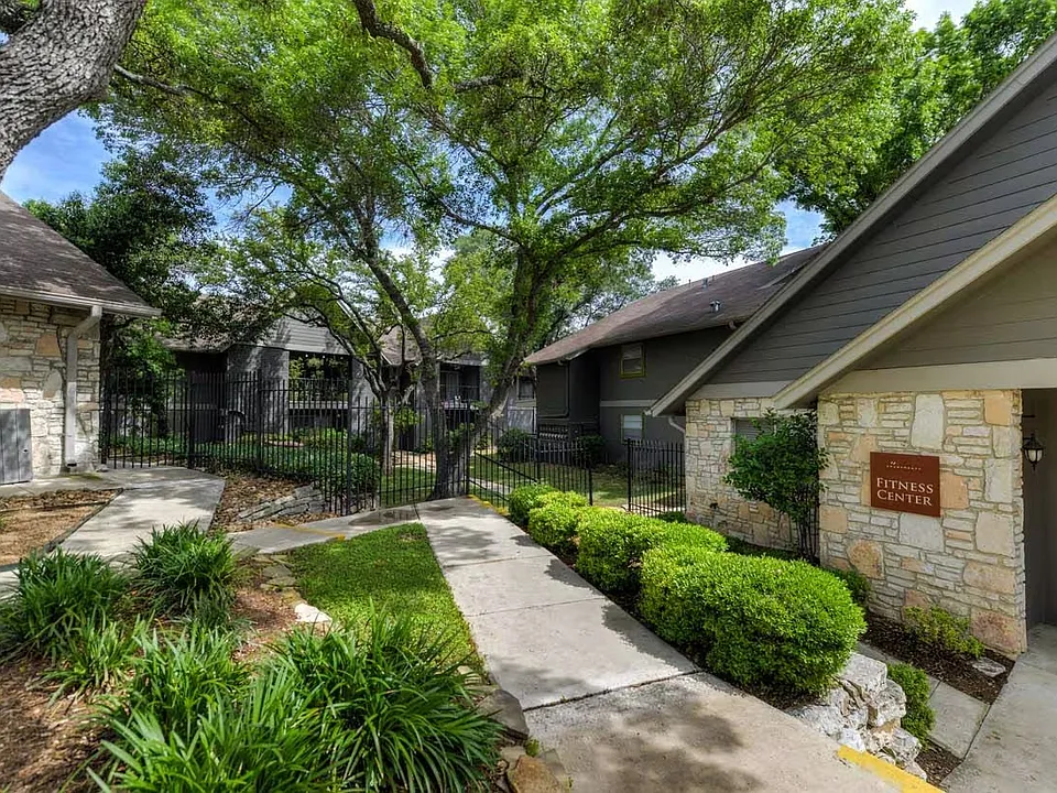 Distinction Apartment Homes