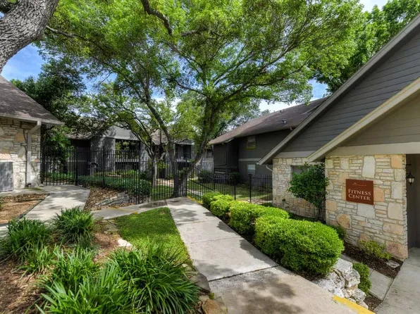 Distinction Apartment Homes