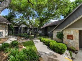 Distinction Apartment Homes