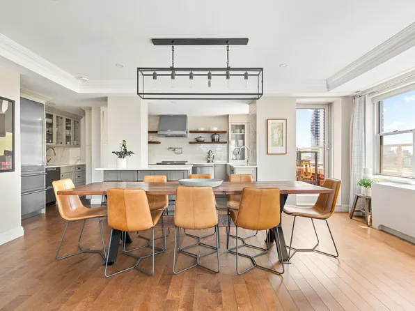 201 East 62nd Street image 2 of 9