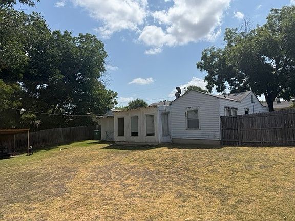 3rd image of 3815 Beverly Dr